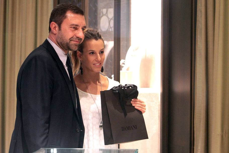 La tuffatrice Tania Cagnotto sceglie le fedi nuziali in una nota gioielleria di Milano in vista del matrimonio con Stefano Parolin (Olycom)